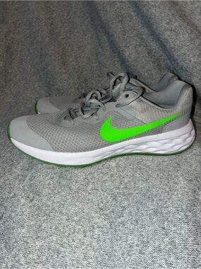 Nike Boys Revolution Running Shoes Size 7Y